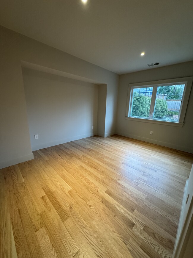 Building Photo - 2034 SE 28th Pl