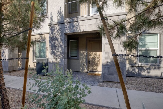 Building Photo - LIKE NEW 3 BEDROOM TOWNHOME