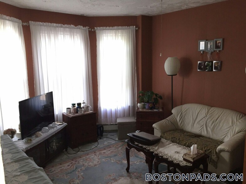Primary Photo - 20 Howell St