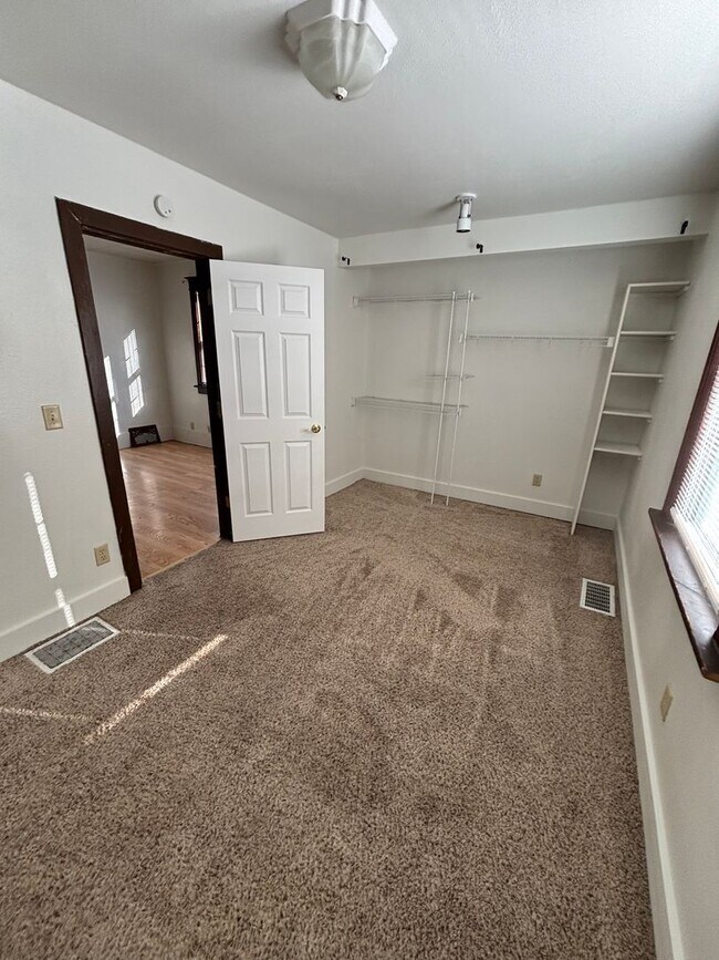 Building Photo - 128 E Davenport St