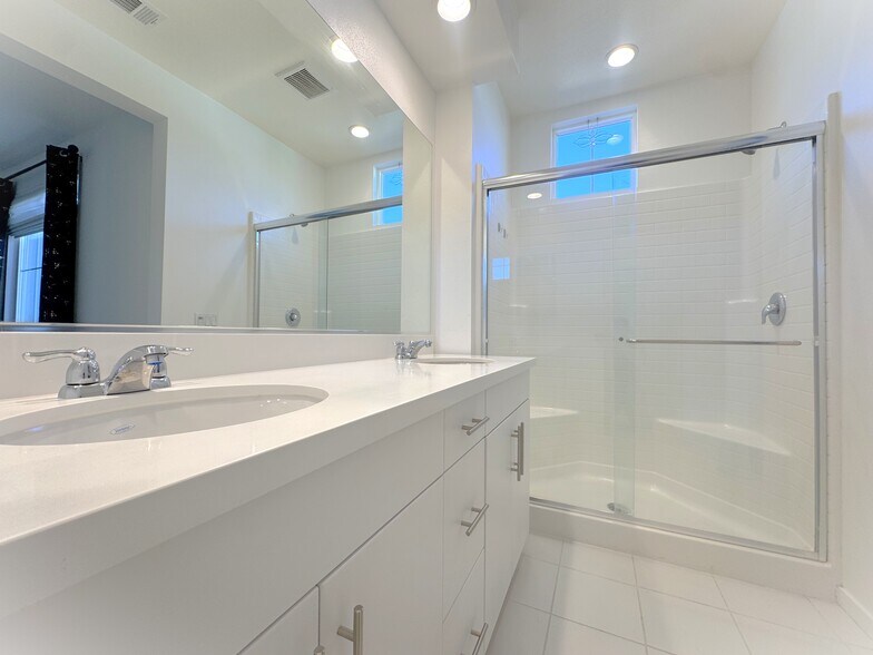 Primary Bath/en-suite - 2729 Sunrise Way