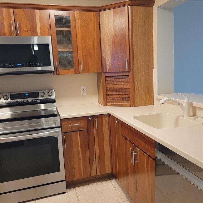 Building Photo - 1811 Sabal Palm Dr