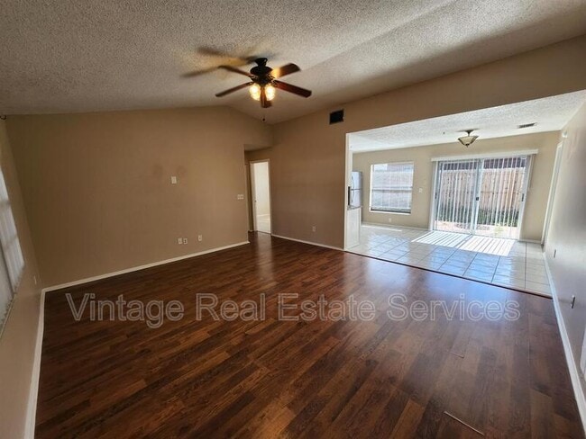 Building Photo - 905 Old Field Dr