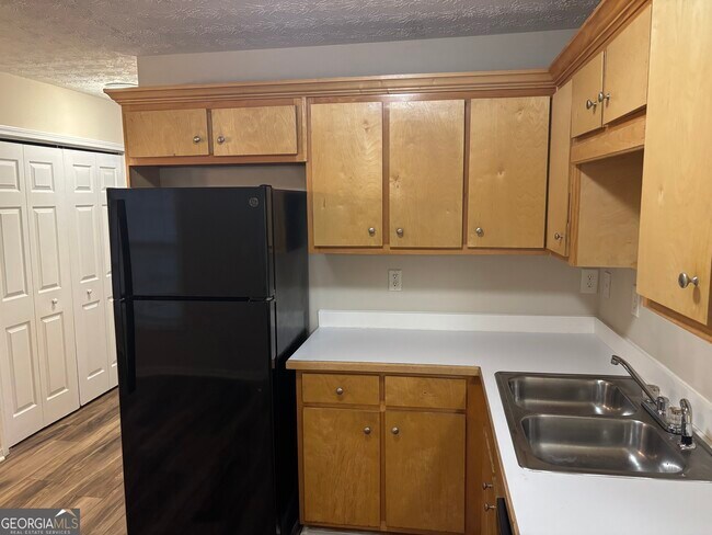 Building Photo - 97 Lily Dr