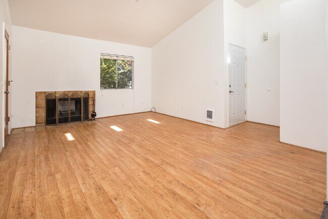 Building Photo - "Charming 2-Bed, 2-Bath Haven on Tripp Drive – Cozy Living in Reno!"