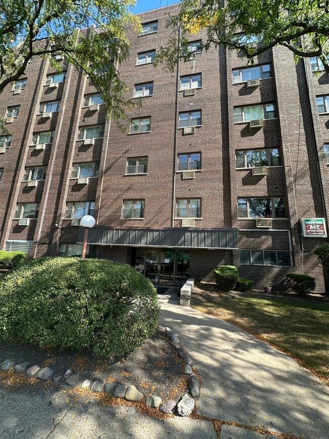 Building Photo - 4600 N Cumberland Ave