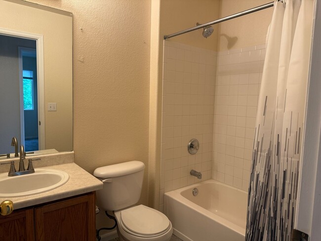 Building Photo - Great 4 bed 3 bath home Wolf Creek Neighbo...