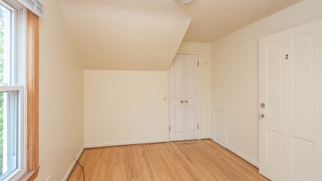 Building Photo - 903 Sylvan Ave