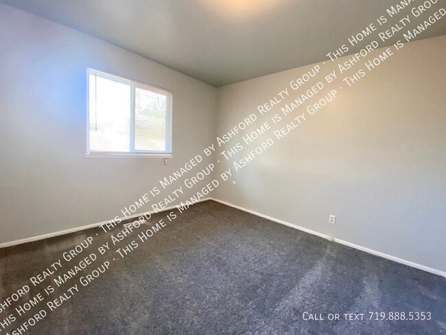 Building Photo - 2230 Ivanhoe Dr