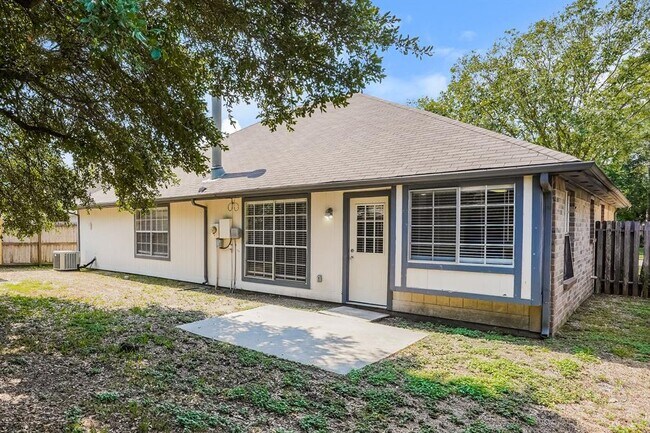 Building Photo - 19010 Dee Woods Dr