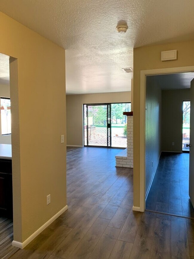 Building Photo - 375 Fairway Oaks Dr