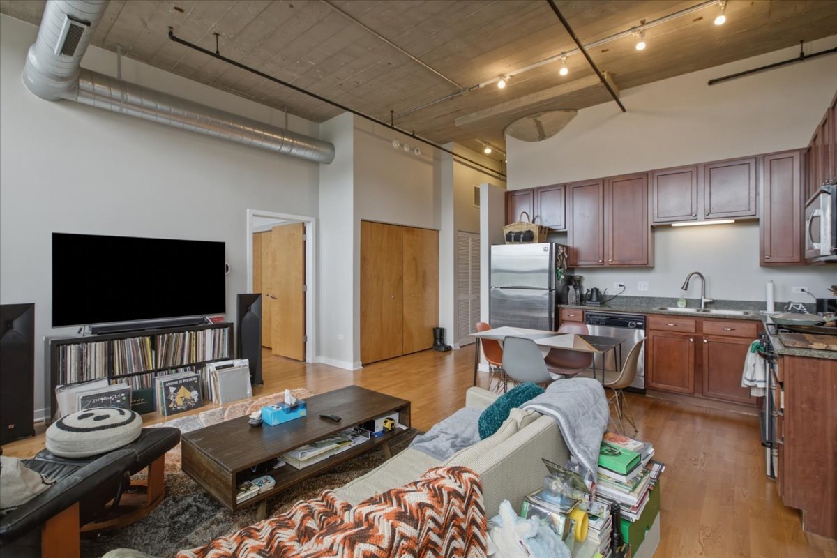 Building Photo - 3963 W Belmont Ave