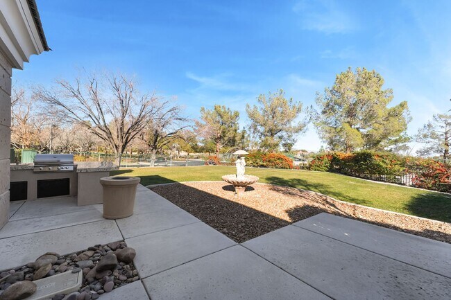 Building Photo - Queensridge Beauty - 5 bedroom on a 1/4+ acre lot