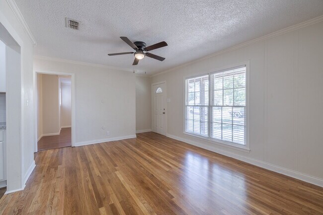 Building Photo - Beautiful Tech Terrace Home! Full of Chara...
