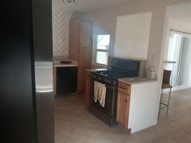 Building Photo - Remodeled 2 Bedroom 1 Bath