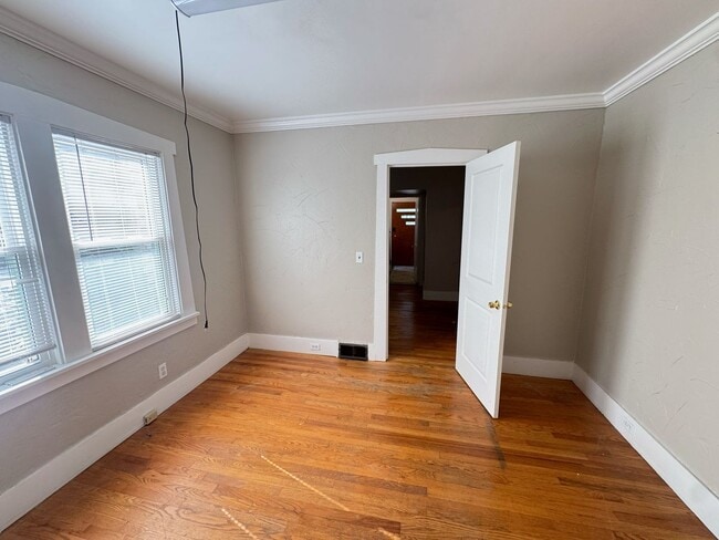 Building Photo - Close to Downtown! Includes washer and dryer