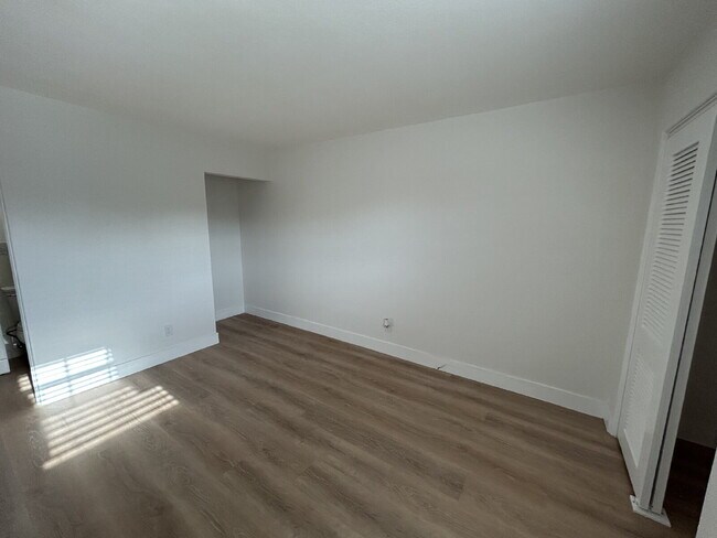 Building Photo - "Cozy 1-Bed Retreat in St. Pete's Heart – Your Perfect 285 Sq Ft Haven Awaits!"