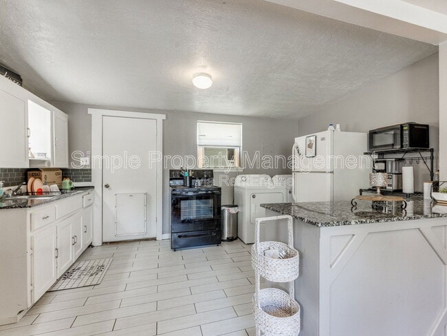 Building Photo - 1234 Iowa St