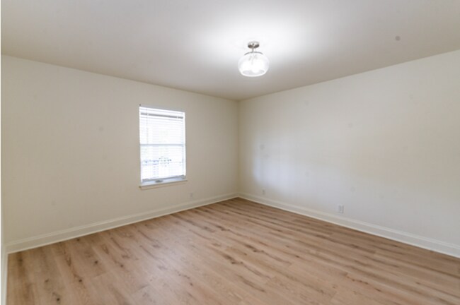 Building Photo - Spacious 2 Bedroom, 2 Bathroom Condominium...