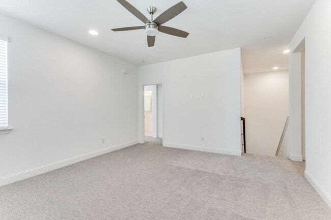 Building Photo - Modern 3 Bedroom / 2.5 Bath Townhome in Fo...