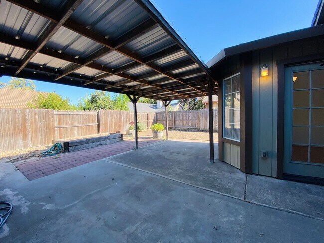 Building Photo - Lovely Galt Home