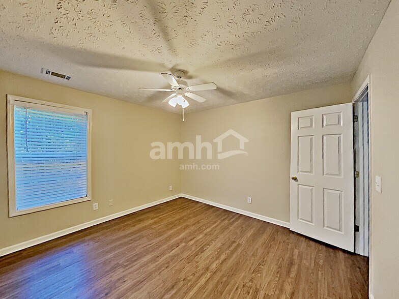 Building Photo - 117 Carl Barrett Dr