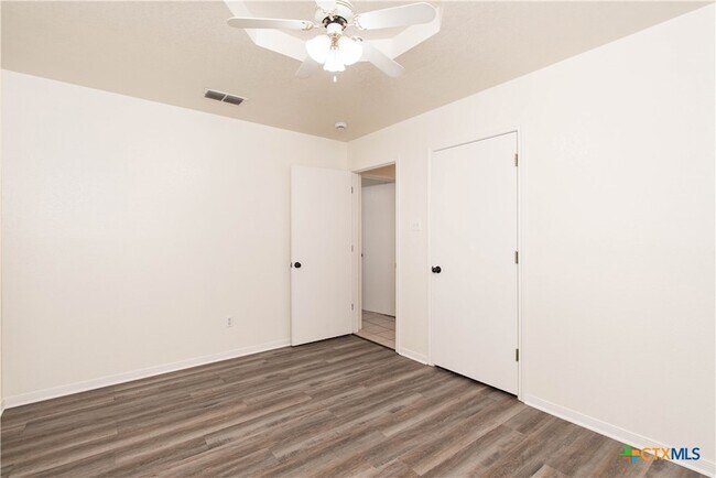 Building Photo - 11 Basswood Ct