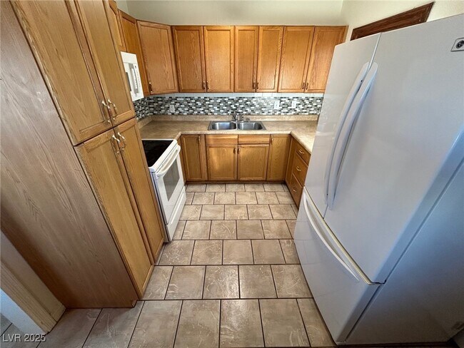 Building Photo - 113 Cedar St