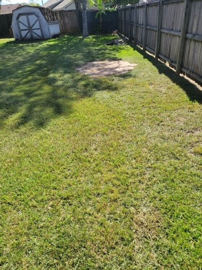 Building Photo - AVAILABLE NOW! Lawn Service is INCLUDED in Lease!