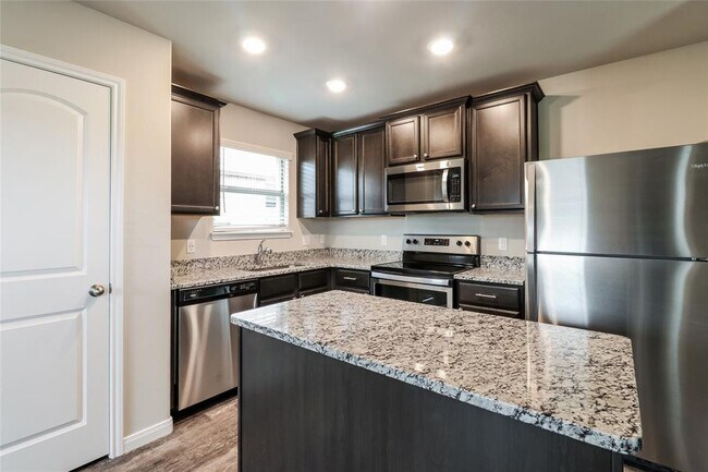 Building Photo - 421 St James Pl
