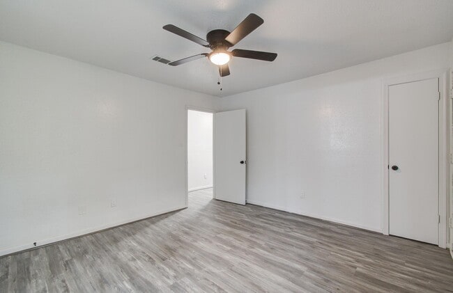 Building Photo - 534 Robert E Lee Dr