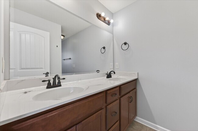 Building Photo - Pet Friendly Three Bedroom!