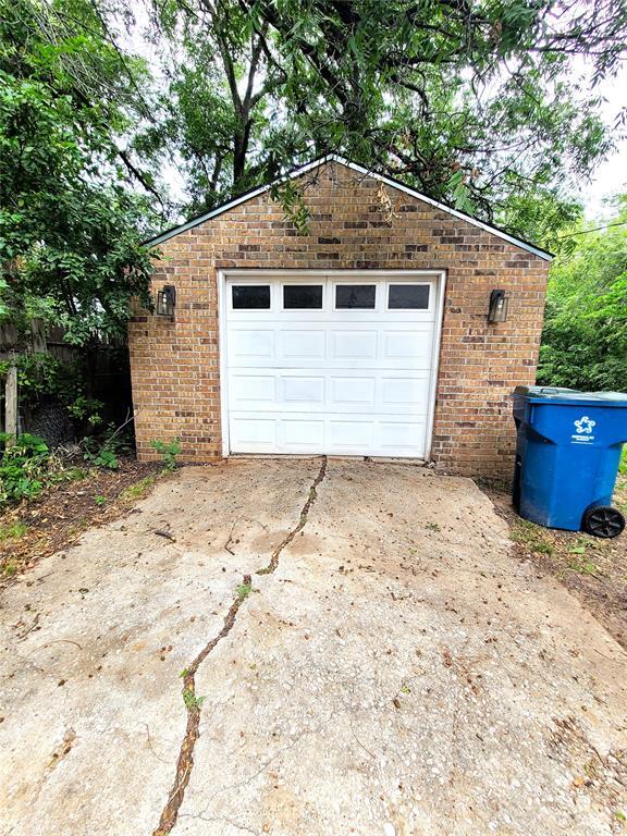 Building Photo - 311 E Douglas Dr