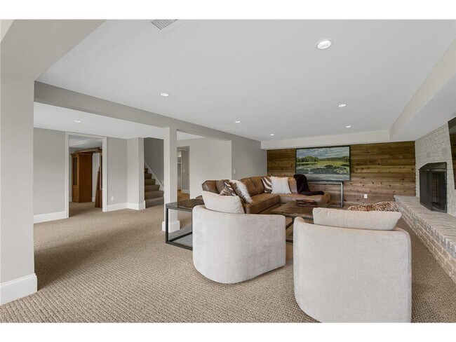 Building Photo - 3465 Deephaven Ave