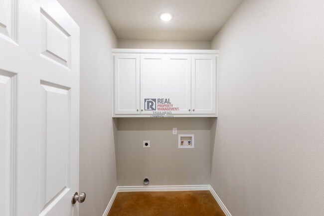 Building Photo - Modern Glen Rose Home with Open Layout