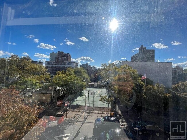 Building Photo - Your Front-Facing & Cozy 2 bedroom Apartme...