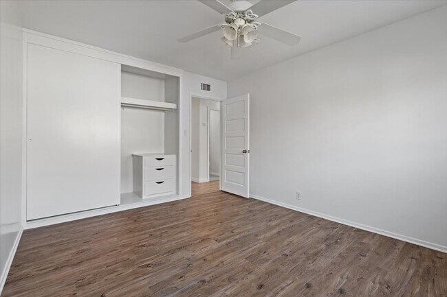 Building Photo - 336 W Hillcrest Blvd