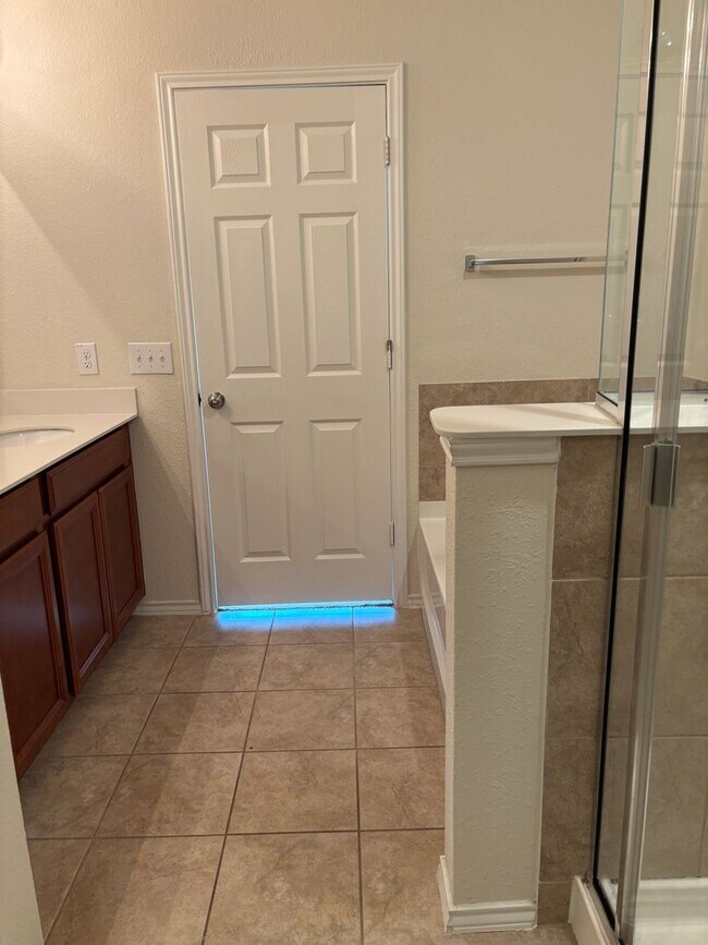 Building Photo - ? Beautiful 4-Bedroom Single-Story in Fort...