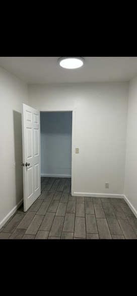 Room 1 - 10962 Sampson Ave