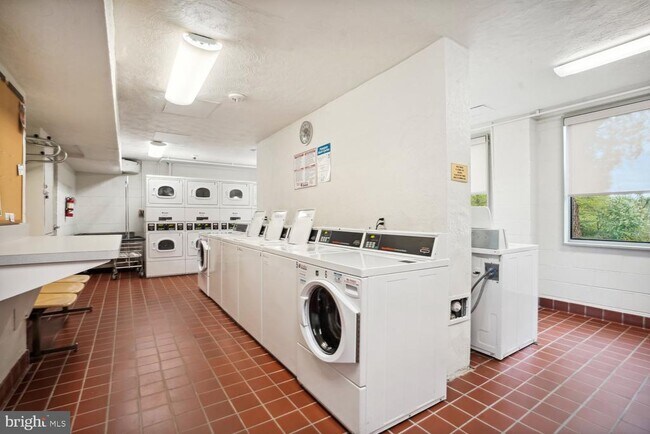 Building Photo - 6631 Wakefield Dr