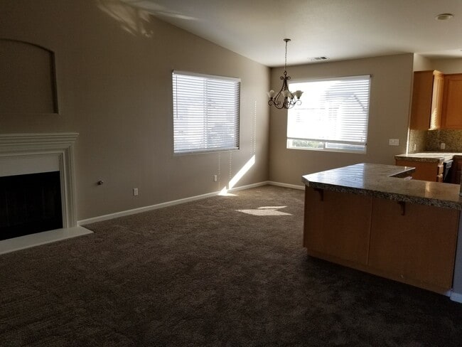 Building Photo - Stunning Home in Pacific Crest!  This 5 Bedroom 2.5 Bathroom with 2 Living Rooms