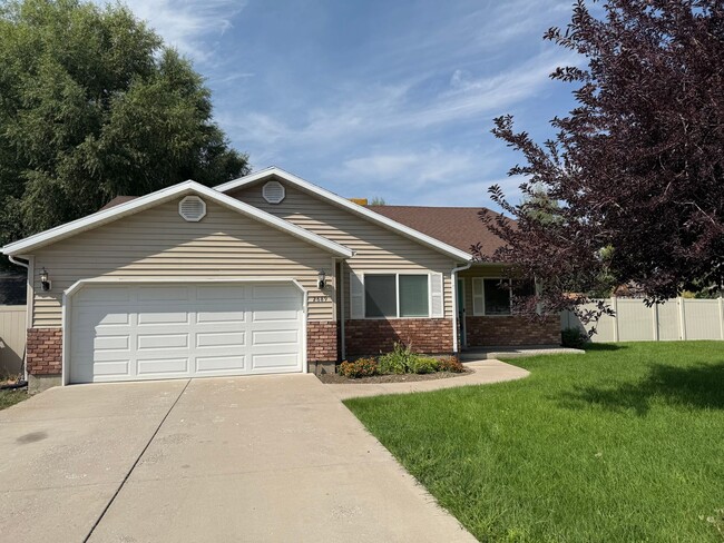 Primary Photo - Beautiful patio home with 2 car garage and...