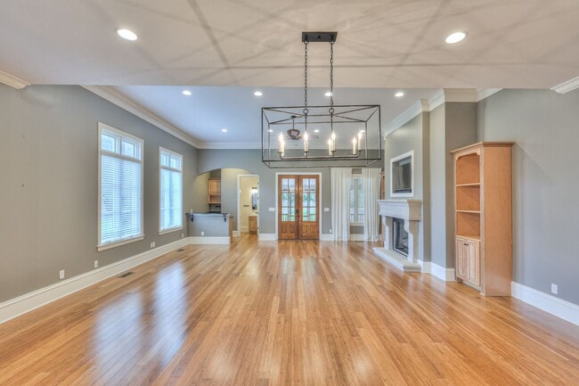 Building Photo - Stunning Executive Townhome in the Heart o...