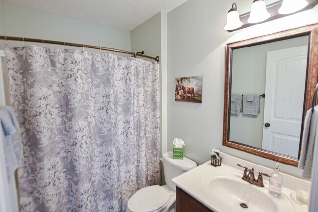 Building Photo - Pet Friendly Three Bedroom!