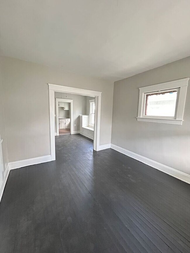 Building Photo - Charming 2-bedroom, 1-bathroom house locat...