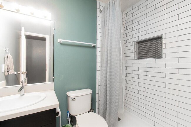 Building Photo - 2524 Berkett Dr