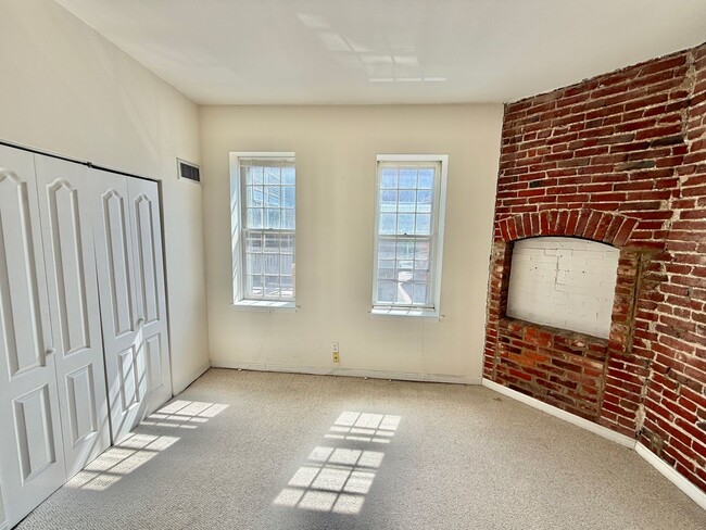Building Photo - Dupont Prime Location Tree-Lined Corcoran St & 17th 1 bed 1 bath Condo UTILITIES INCLUDED.