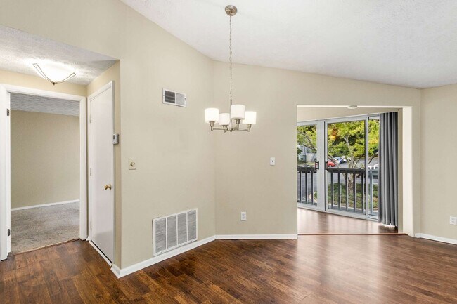 Building Photo - Great Location 2nd Floor Condo