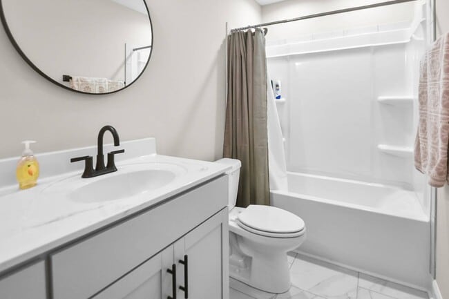 Building Photo - Pet Friendly Two Bedroom!