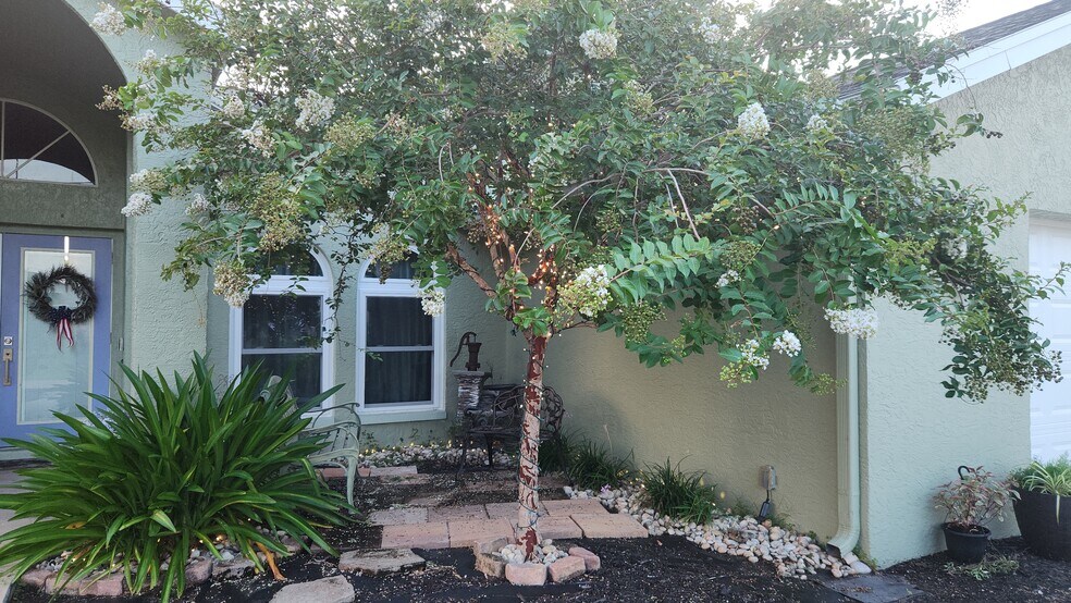 Building Photo - 704 SW 11th Pl